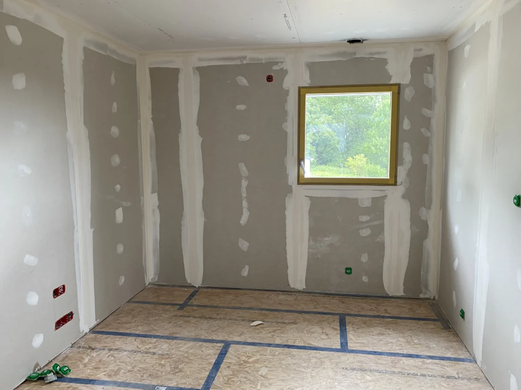 Vue d'un chantier de maison écologique à ossature bois à Condé en Normandie