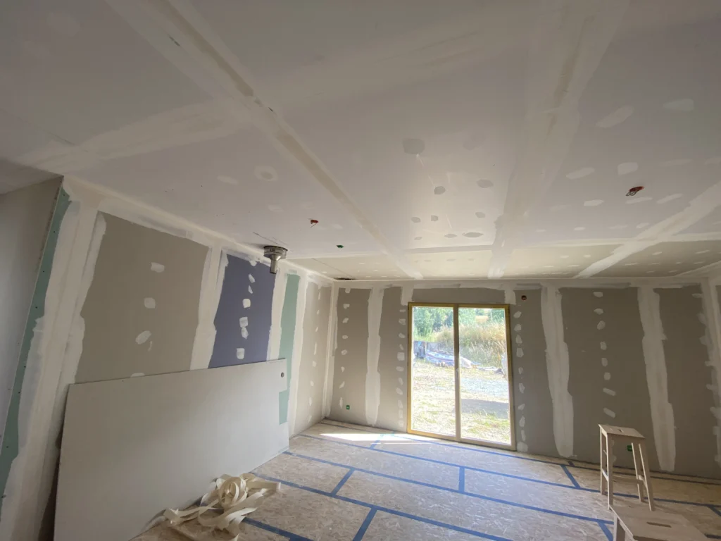 Vue d'un chantier de maison écologique à ossature bois à Condé en Normandie