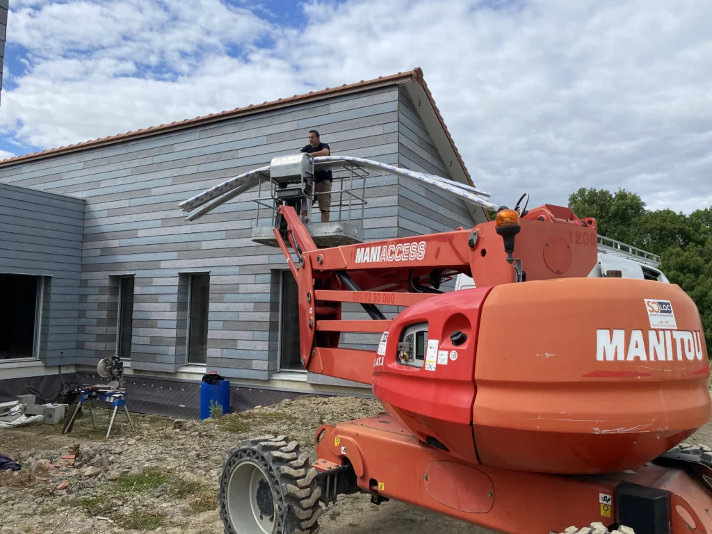 Finitions de l'extérieur d'une maison ossature bois en Normandie