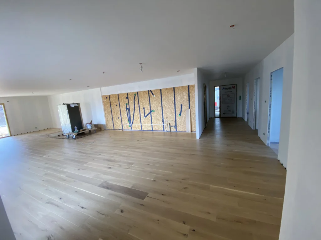 Vue d'une construction en cours de finalisation d'une maison passive ossature bois en Normandie