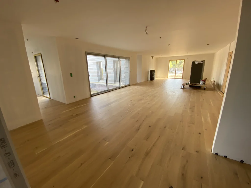 Photo intérieure d'une maison écologique passive