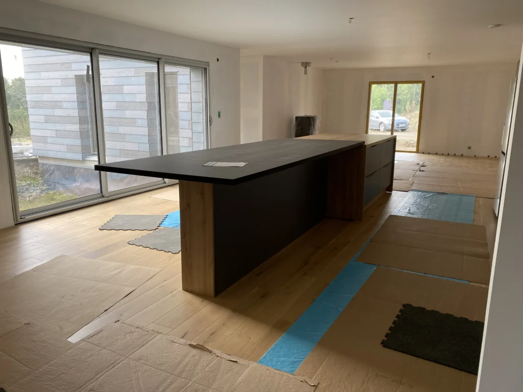 Vue d'une cuisine dans une maison passive écologique en Normandie