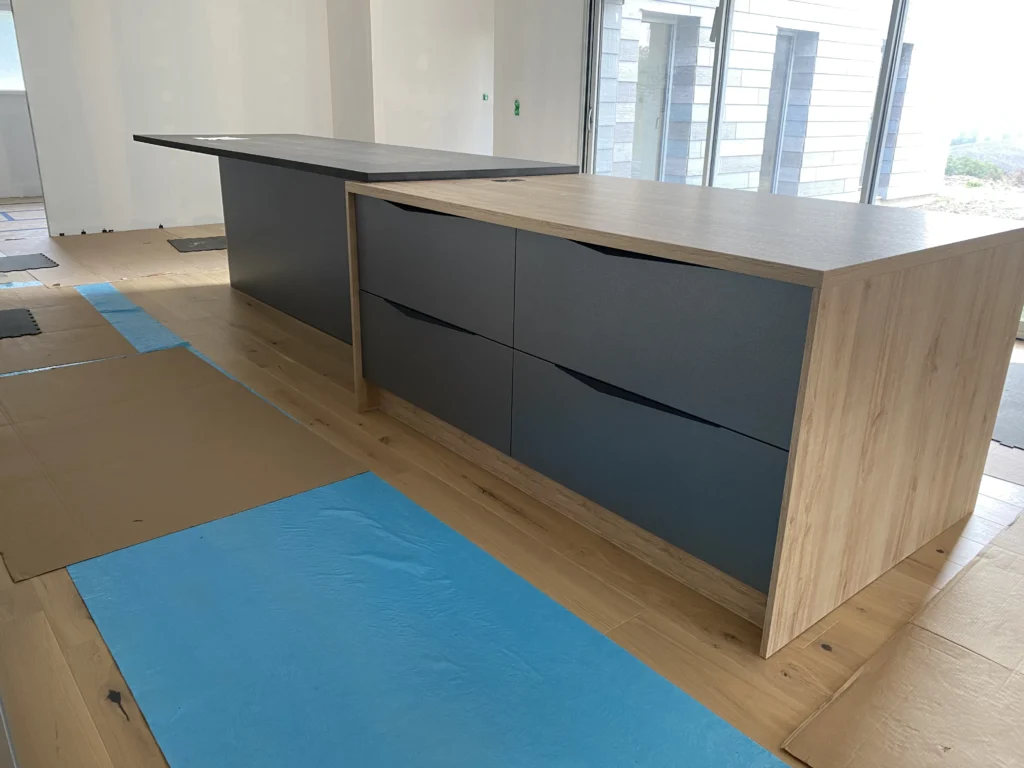 Vue d'une cuisine dans une maison passive écologique en Normandie