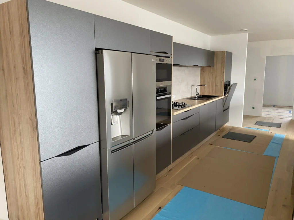 Vue d'une cuisine dans une maison passive ossature bois en Normandie