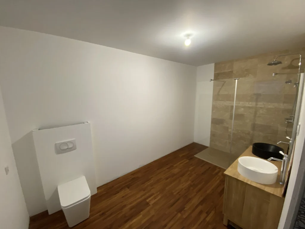 Photo de l'intérieur d'une maison passive ossature bois écologique en Normandie