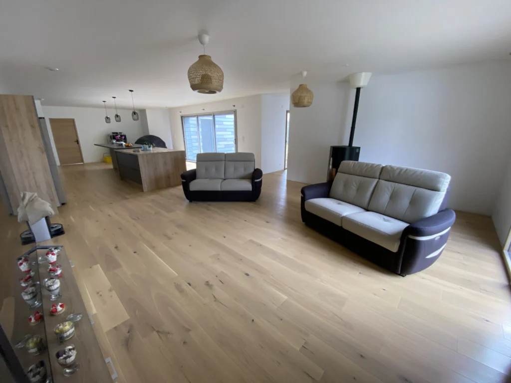 Salon d'une maison passive écologique en Normandie