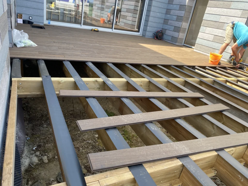 Réalisation de la terrasse d'une maison écologique passive à ossature bois en Normandie