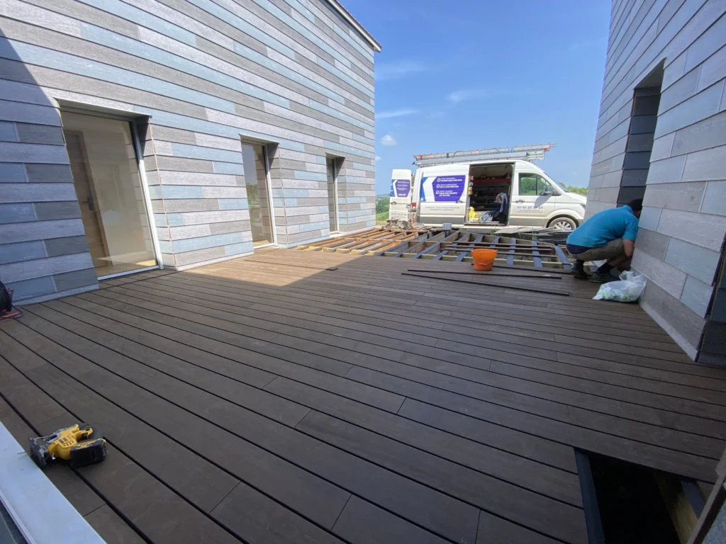 Terrasse d'une maison écologique passive à ossature bois en Normandie