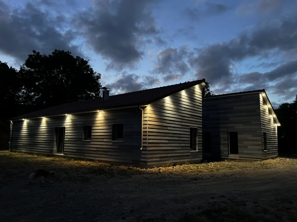 Vue de nuit d'une maison passive ossature bois écologique à Condé en Normandie