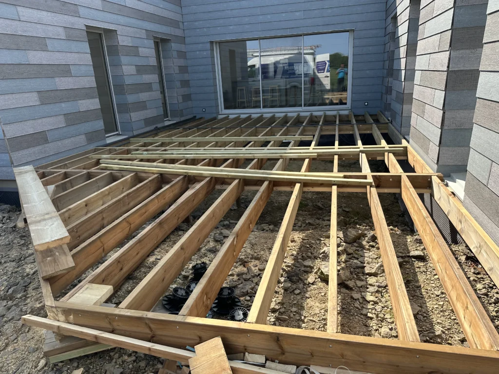 Réalisation de la terrasse d'une maison passive en Normandie
