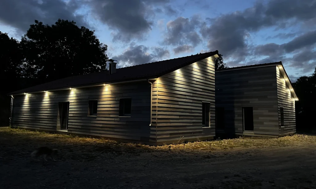 Vue nocturne d'une maison passive écologique réalisée en Normandie