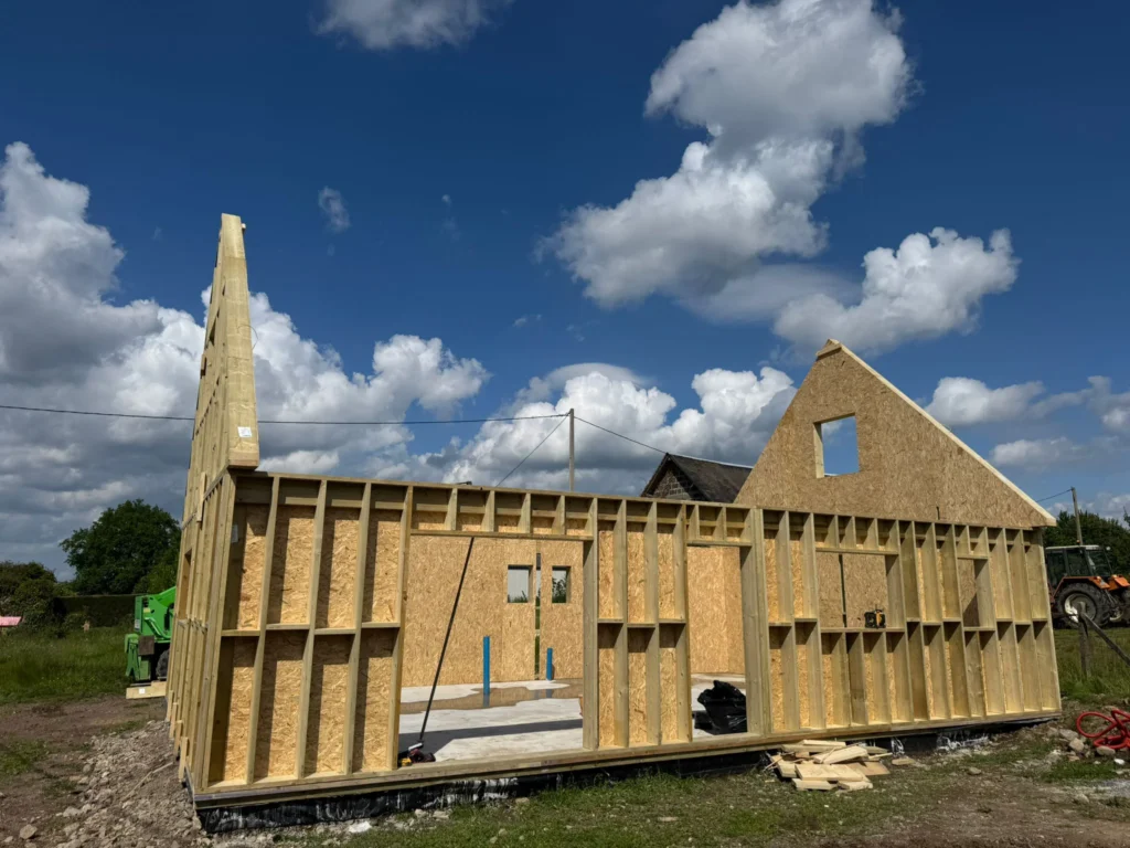 Vue extérieure d'une maison ossature bois en Normandie