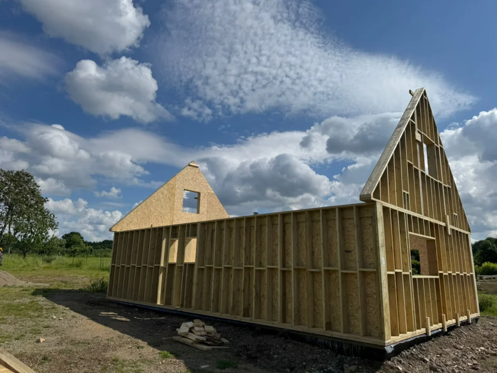 Vue extérieure d'une maison passive ossature bois en Normandie