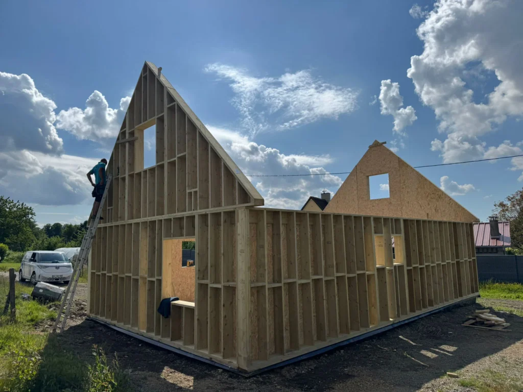 Vue extérieure d'une maison passive écologique ossature bois en Normandie